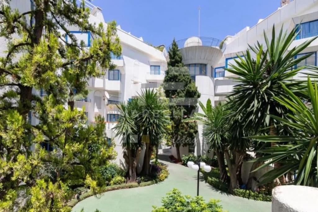 Beachside In Center Of *